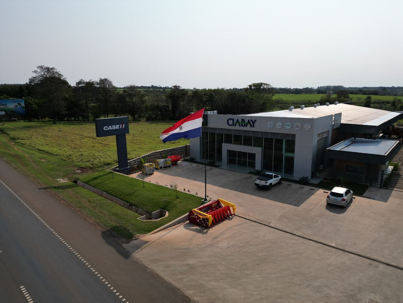 Sucursal actual de CIABAY, vista aérea con cartel Case IH y bandera paraguaya