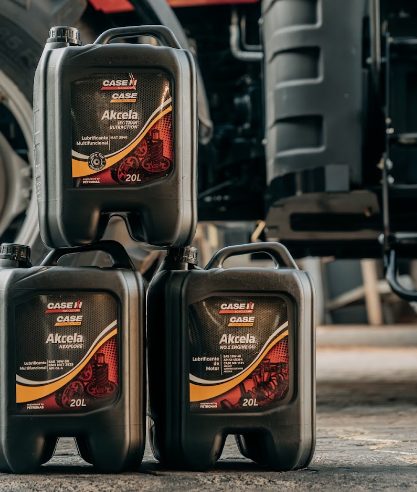 Bidones de lubricante Akcela de 20 litros apilados