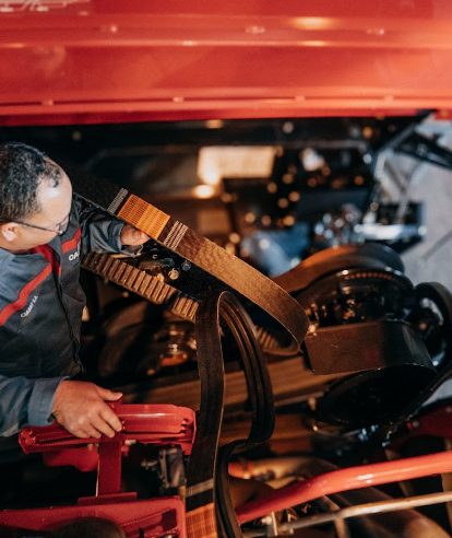 Técnico de CIABAY revisando las correas de una cosechadora Case IH