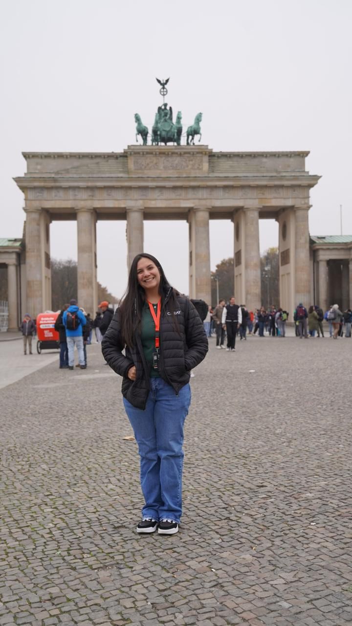 Camila Pereira frente a la Puerta de Brandeburgo en Alemania