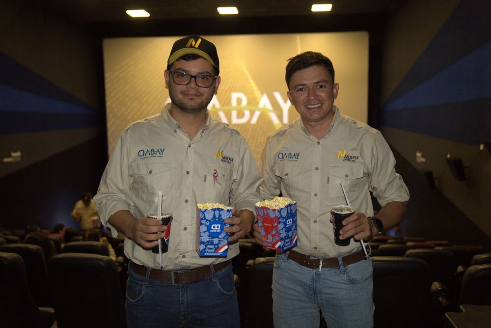 Colaboradores de CIABAY en una función de cine del equipo