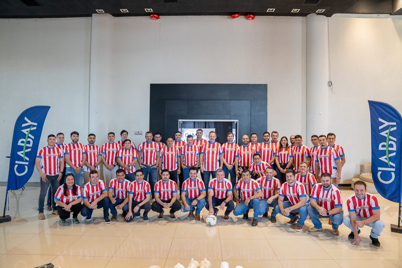 Equipo de colaboradores de CIABAY con la camiseta de Paraguay