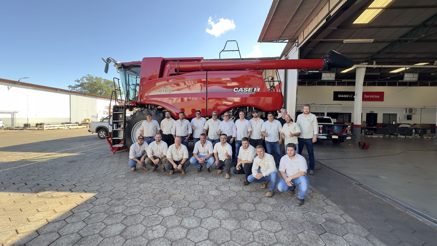 Equipo de postventa de CIABAY frente a una cosechadora Case IH