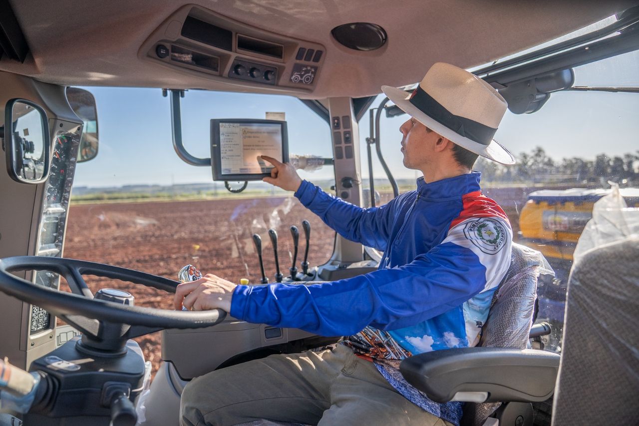 Marcos Villalba operando el monitor de un tractor