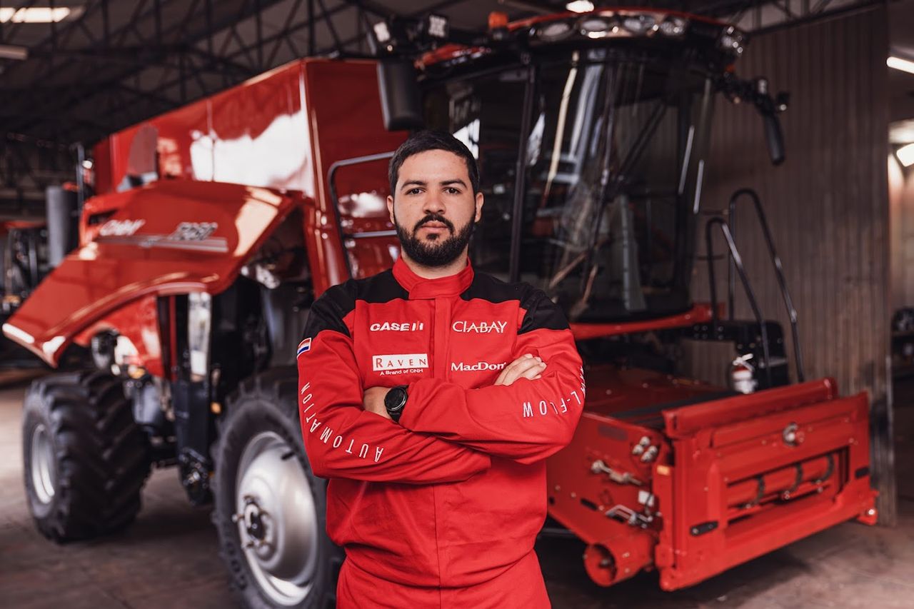 Williams Gómez frente a una cosechadora Case IH