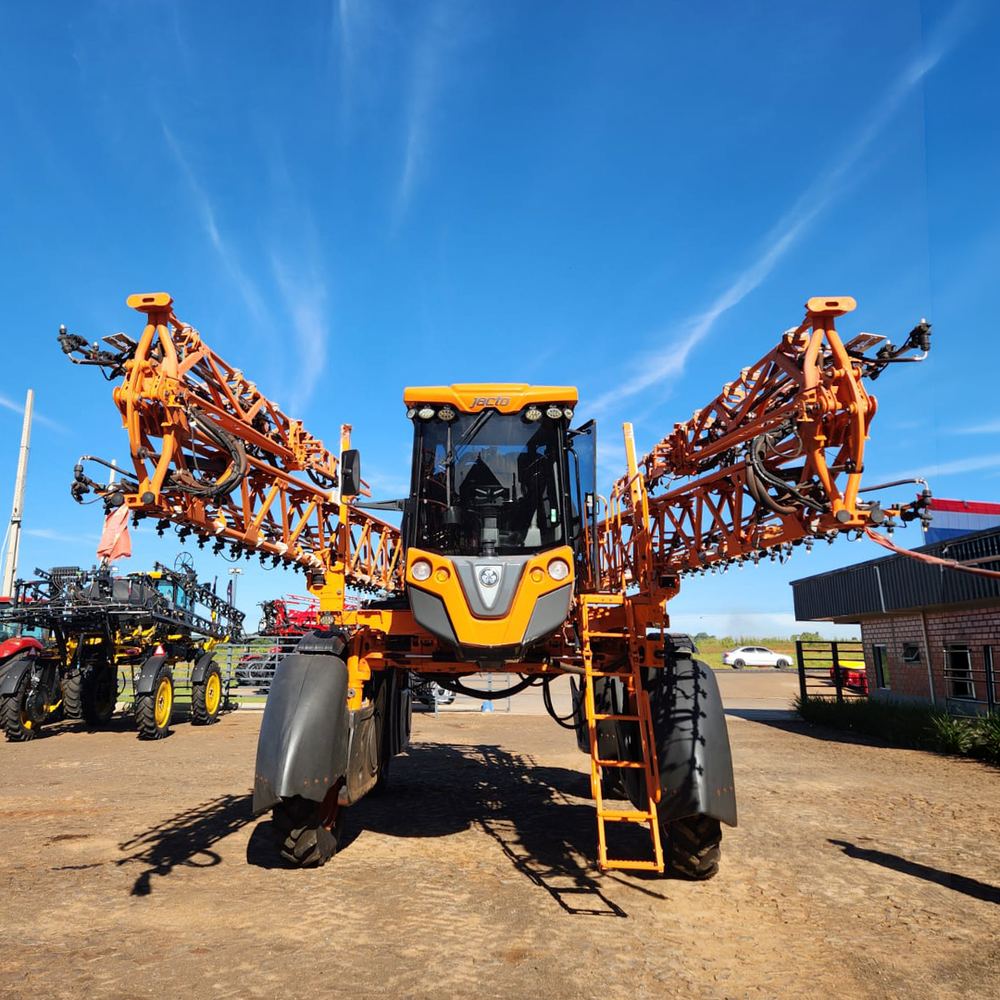 Pulverizador autopropulsado Jacto Uniport 3030 con barras desplegadas, año 2021