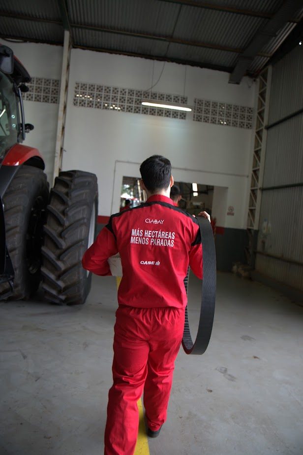 Técnico CIABAY Case IH en taller