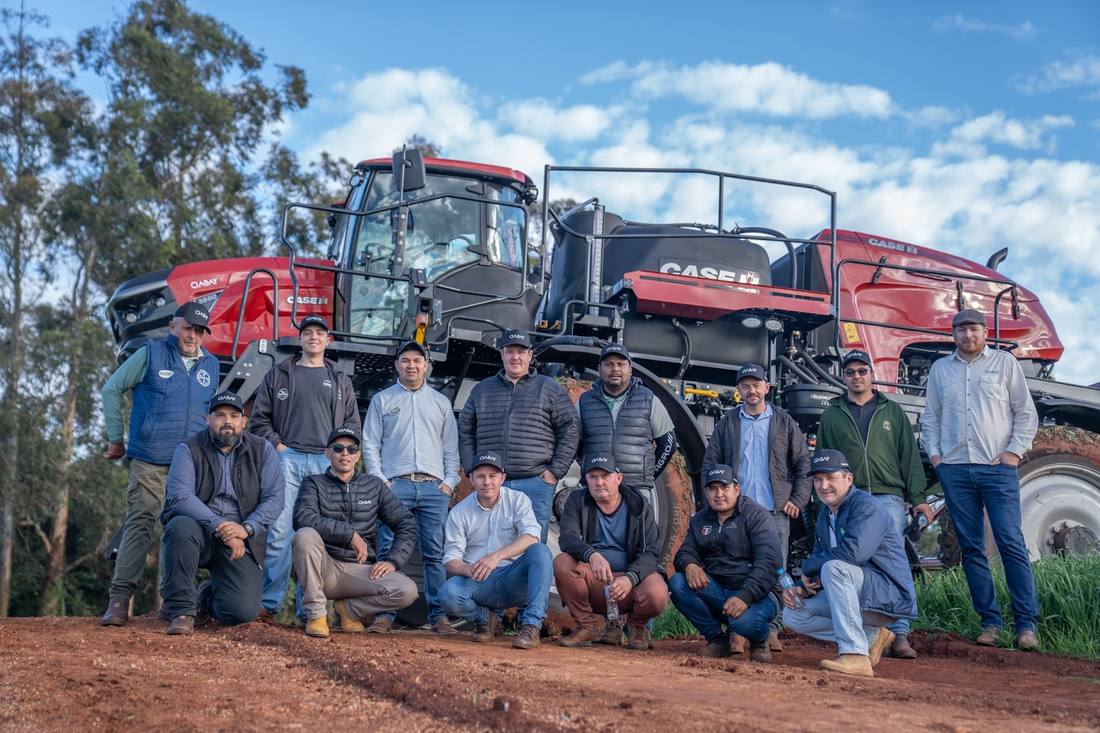 Equipo técnico de CIABAY posando frente a un pulverizador Case IH