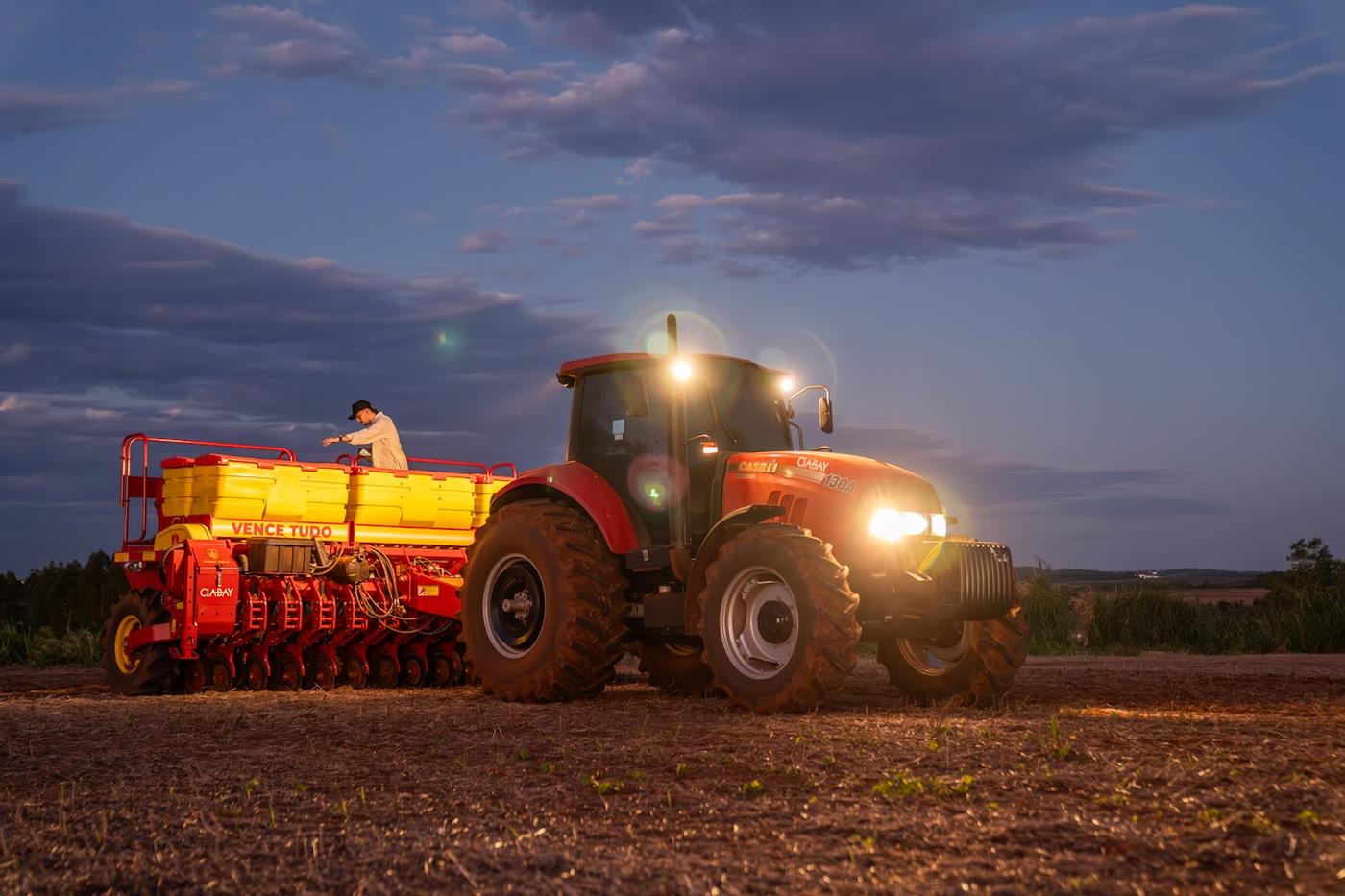 Tractor Case IH Farmall 130A con sembradora Vence Tudo trabajando de noche