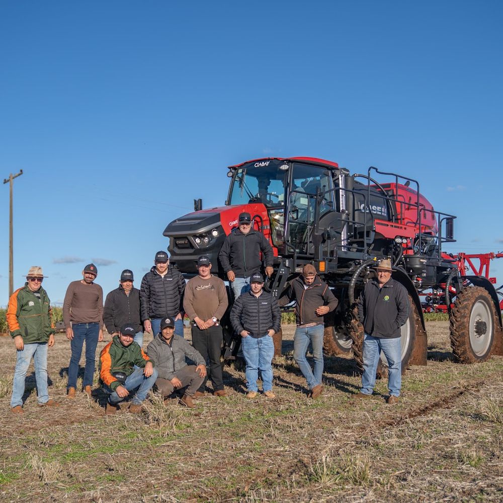 Equipo de CIABAY junto a un pulverizador Case IH Patriot en el campo