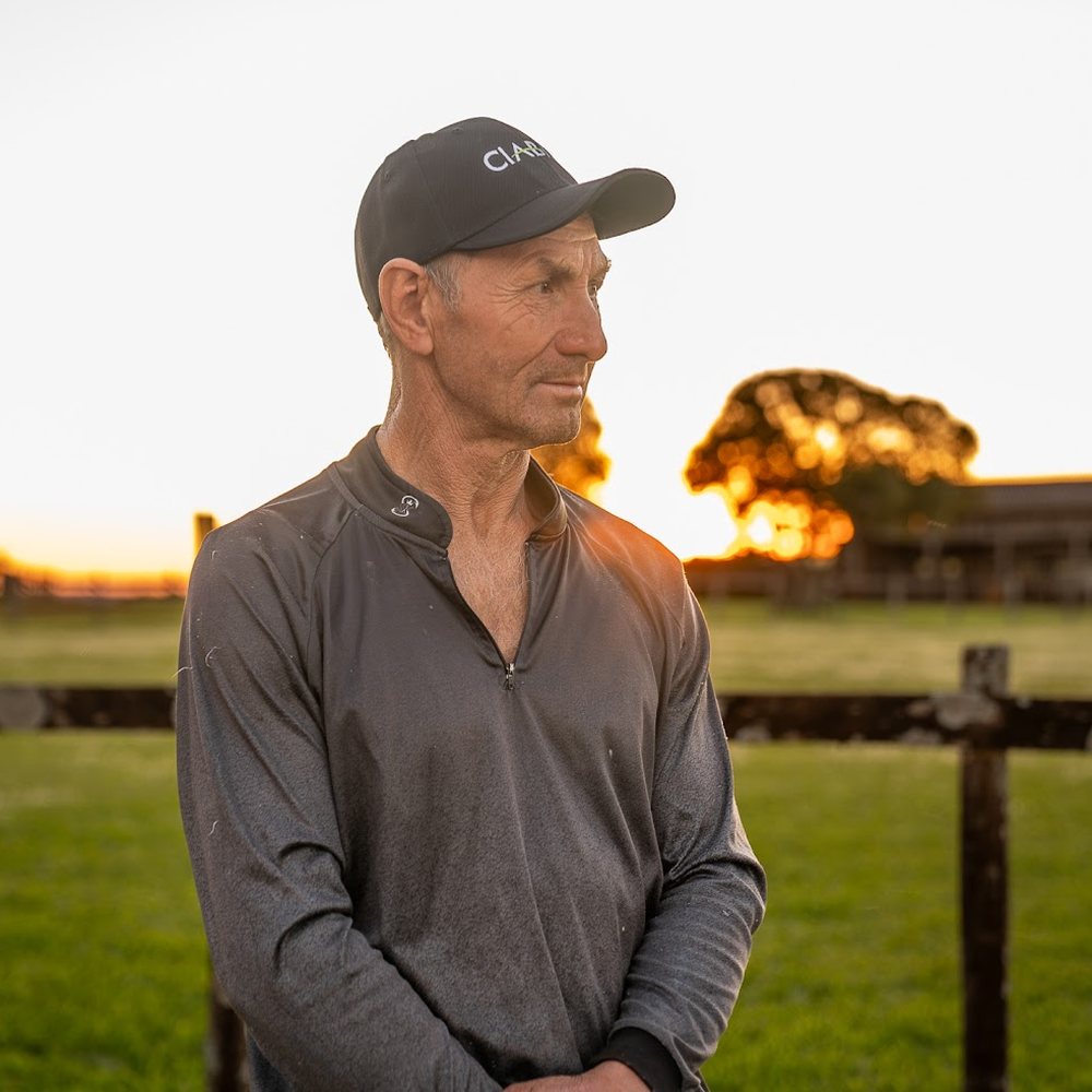 Productor con gorra de CIABAY junto al alambrado de su campo al atardecer