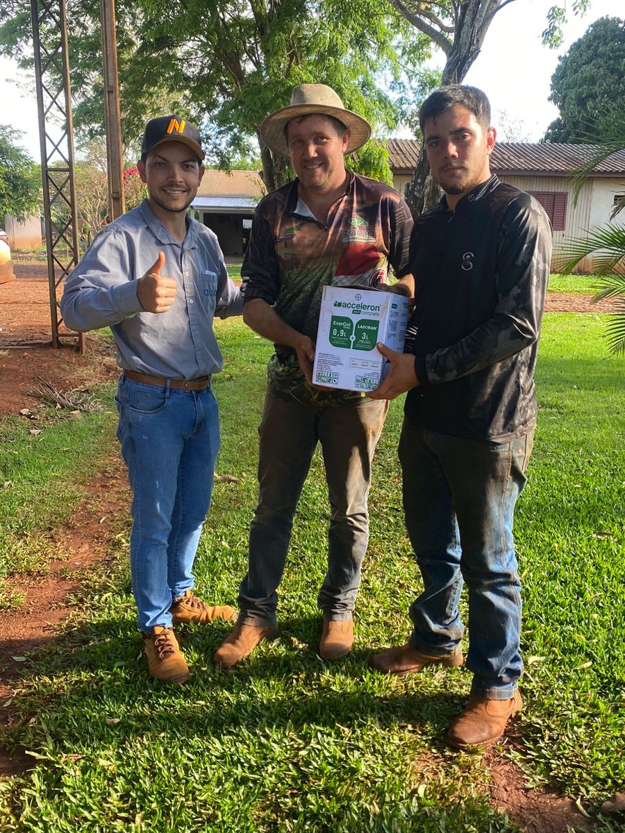 Productores recibiendo su kit Acceleron junto al asesor de CIABAY en el campo