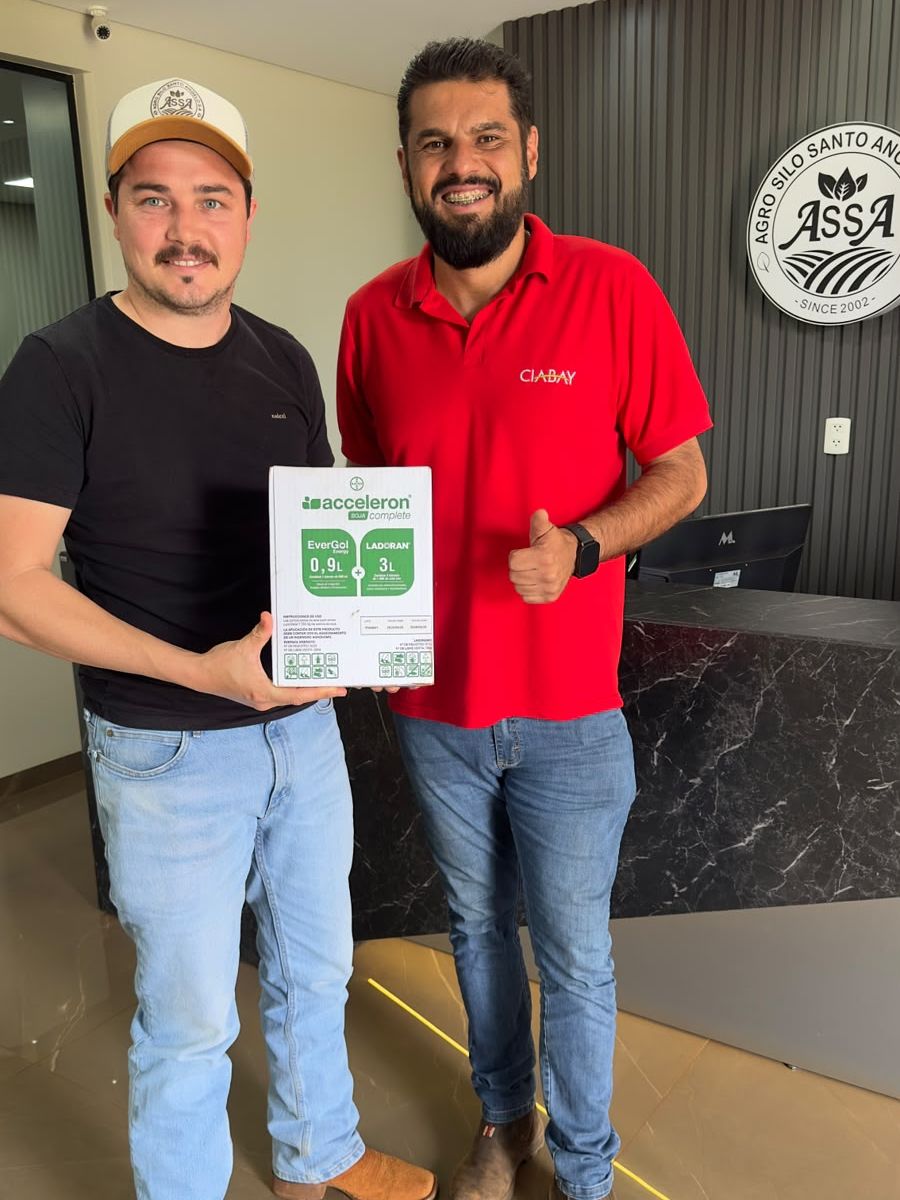 Cliente recibiendo su kit Acceleron de manos del equipo de Insumos de CIABAY
