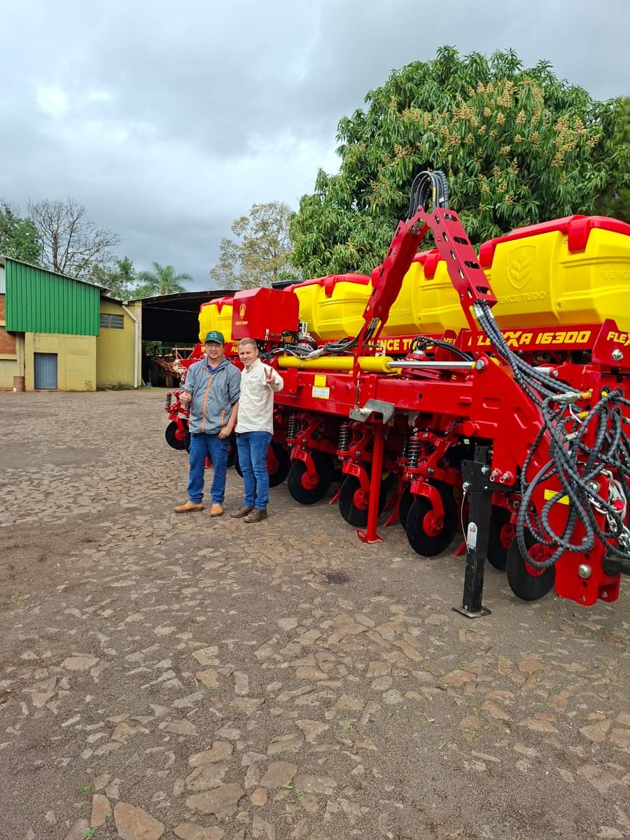 Cliente y asesor de CIABAY junto a la plantadora Vence Tudo Flexxa 16300 recién entregada