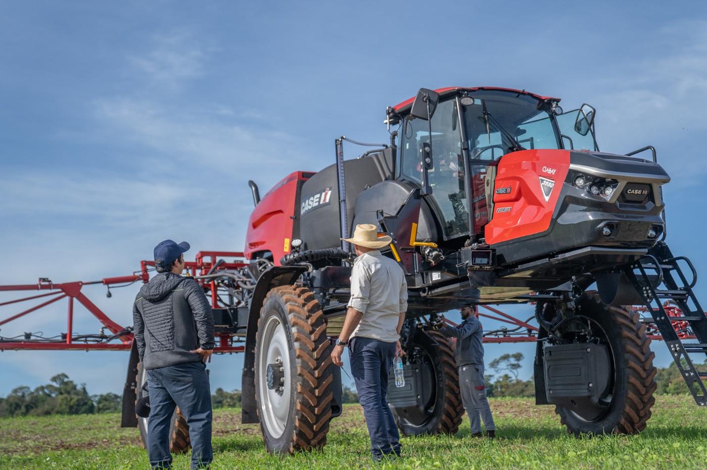 Patriot 3550, frente con productores en recorrida