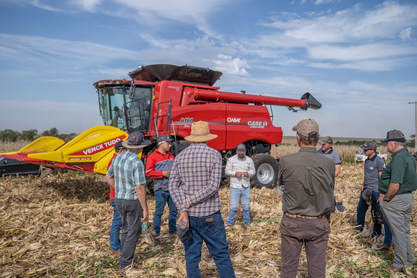 Productores recorriendo la 6160 en el día de campo CIABAY